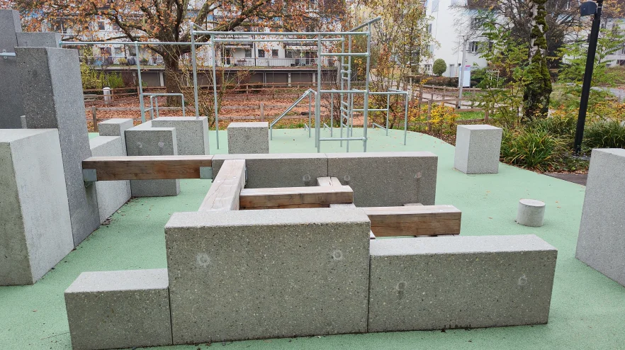 Parkour-Anlage Radiostudio Brunnenhof Zürich mit Beton-, Holz- und Stahlelementen